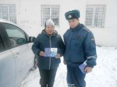 Сотрудники ГИБДД Кабанского района поздравили женщин-водителей с Днем матери