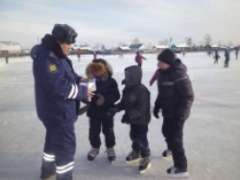 Сотрудники Госавтоинспекции проводят для школьников занятия по ПДД на ледовых катках