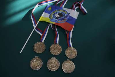 Мастера главного дацана России выковали медали для Байкальской рыбалки