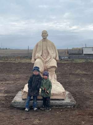 Великому сказителю Маншуду Имигенову посвящен памятник на родине